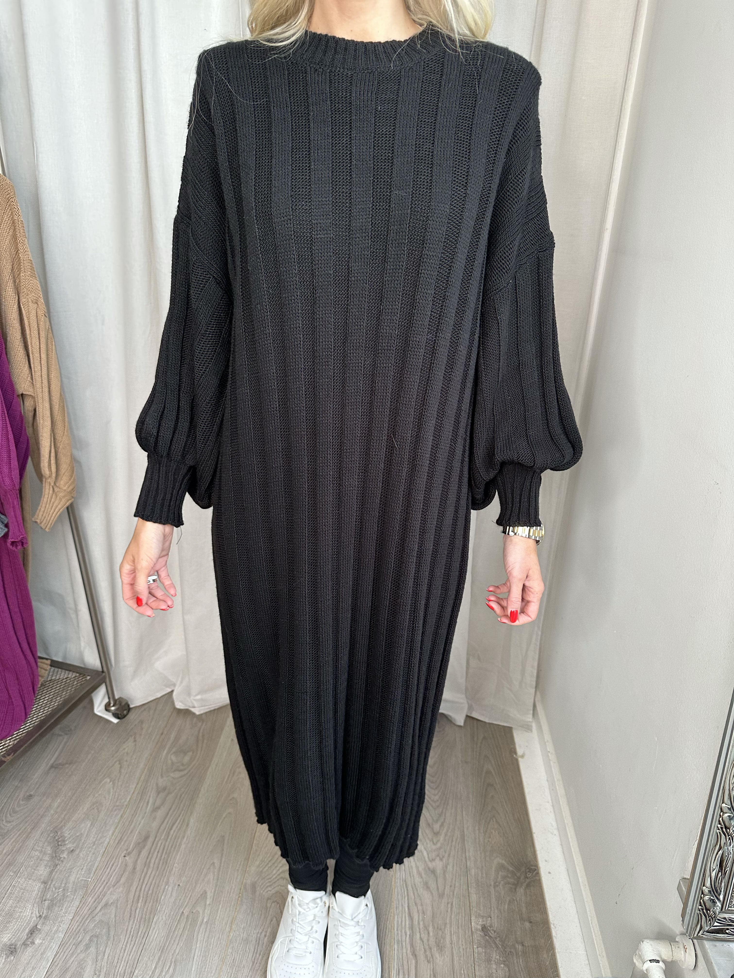 Ava - Lang strikkjole med ballonærmer